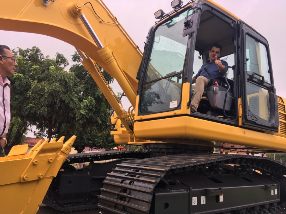 Prefeitura de Douradina entrega escavadeira hidráulica à população