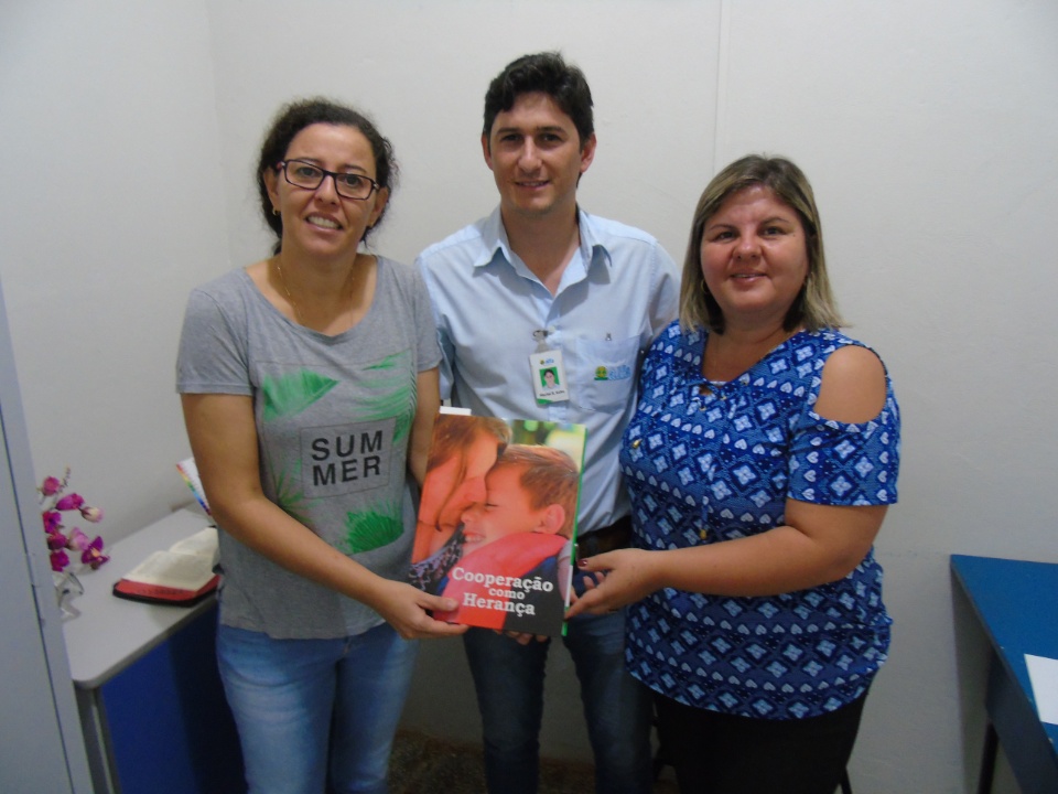 Cooper Alfa fez a entrega do livro “Cooperação como Herança” nas escolas de Nova Alvorada do Sul