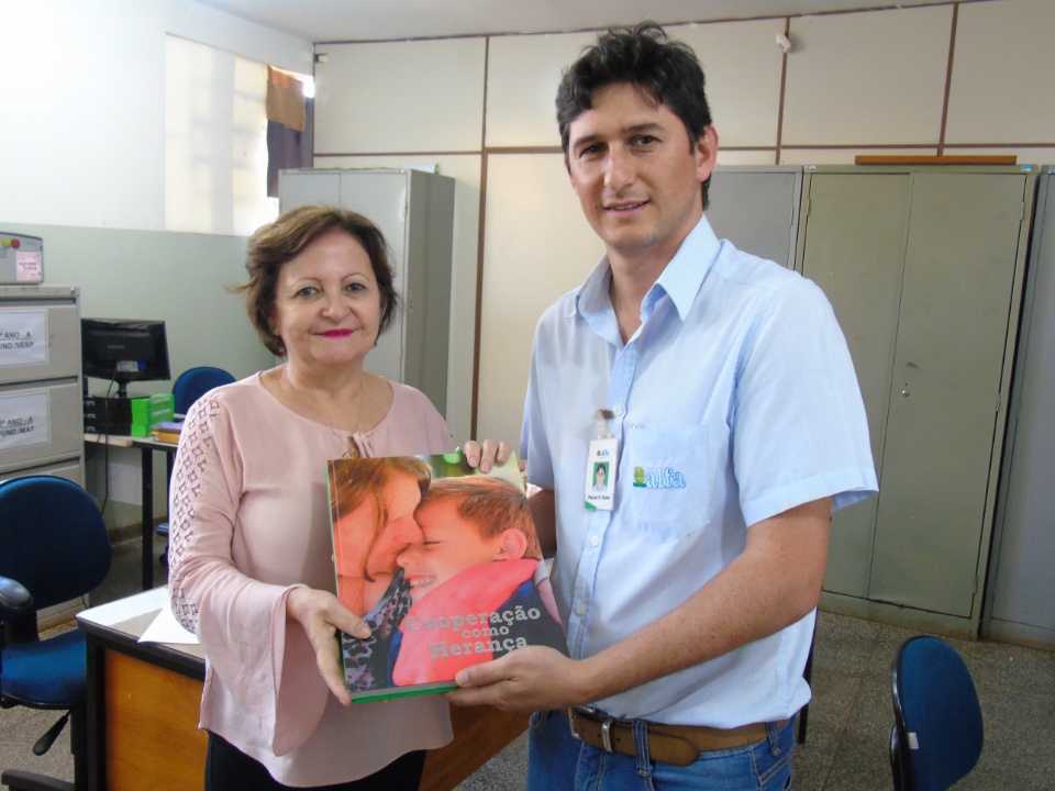 Cooper Alfa fez a entrega do livro “Cooperação como Herança” nas escolas de Nova Alvorada do Sul