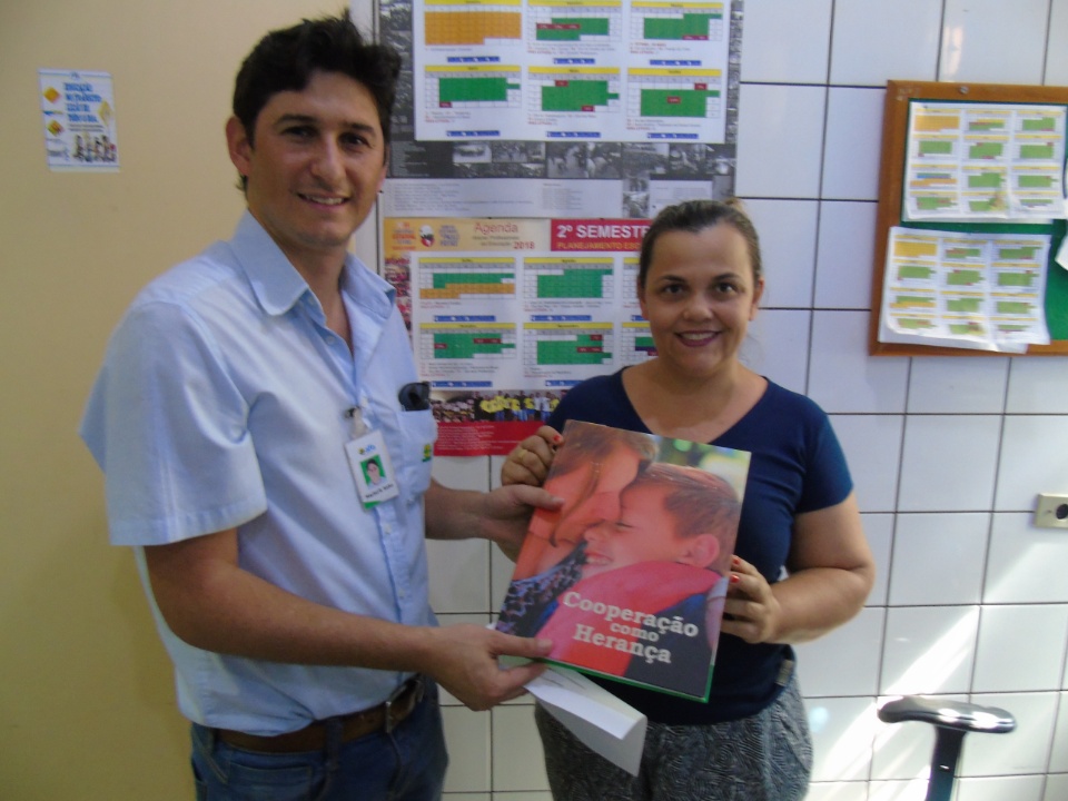Cooper Alfa fez a entrega do livro “Cooperação como Herança” nas escolas de Nova Alvorada do Sul
