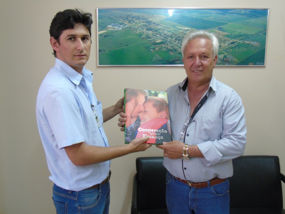 Cooper Alfa fez a entrega do livro “Cooperação como Herança” nas escolas de Nova Alvorada do Sul