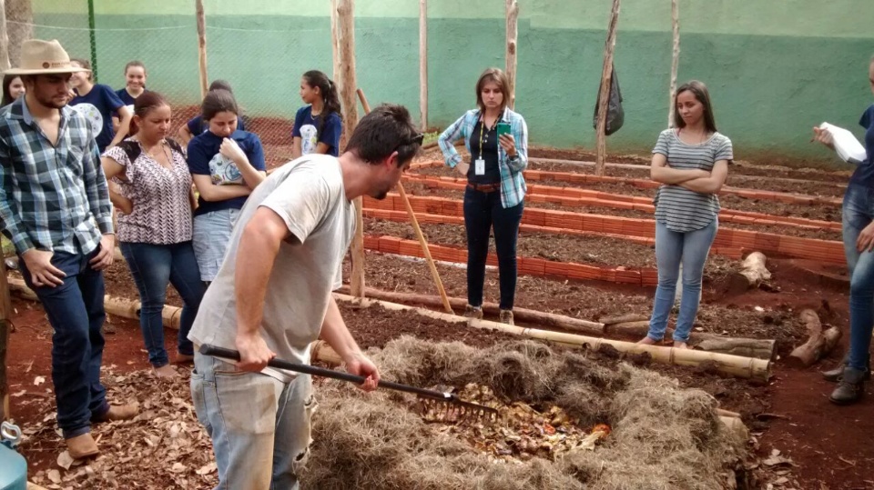 Escola Barão de Douradina é pioneira no estado em compostagem com método UFSC