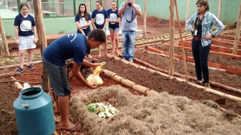 Escola Barão de Douradina é pioneira no estado em compostagem com método UFSC