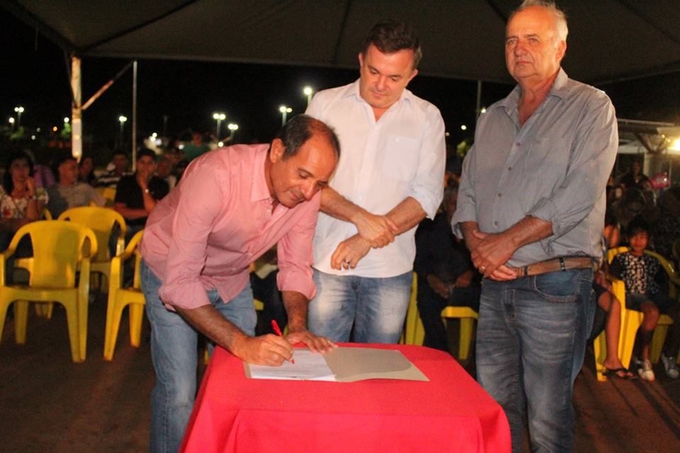 Prefeito Arlei Barbosa assina ordem de serviço para início de obras no Parque Nelson Tereré