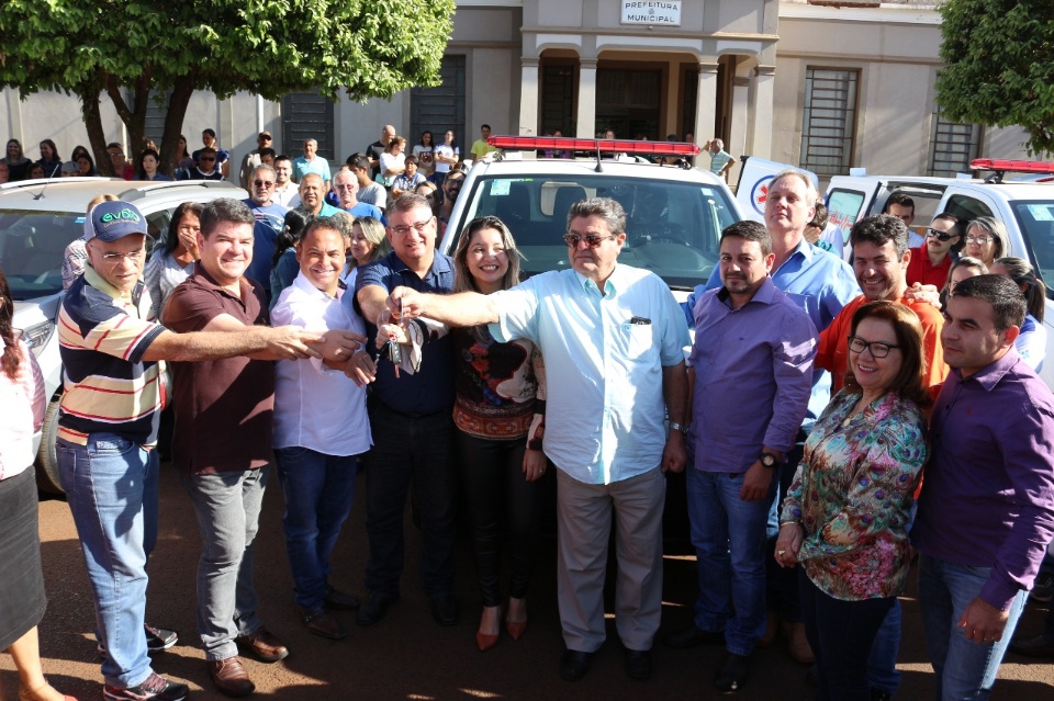 Donato entrega 2 ambulâncias para Saúde e 1 veículo para Assistência Social em Rio Brilhante