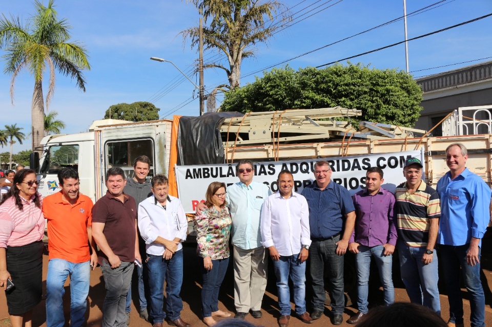Donato entrega 2 ambulâncias para Saúde e 1 veículo para Assistência Social em Rio Brilhante