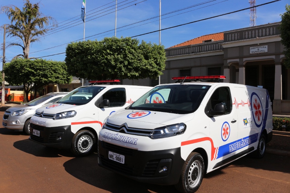 Donato entrega 2 ambulâncias para Saúde e 1 veículo para Assistência Social em Rio Brilhante
