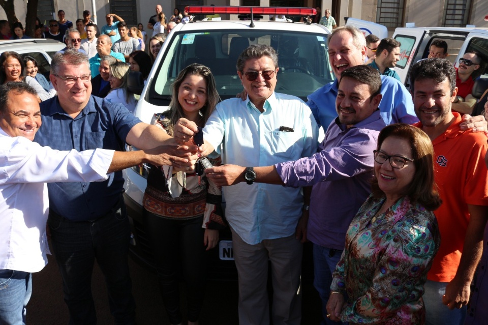 Donato entrega 2 ambulâncias para Saúde e 1 veículo para Assistência Social em Rio Brilhante