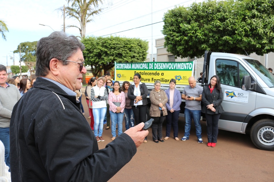 Prefeito Donato entrega caminhão para Secretaria de Desenvolvimento