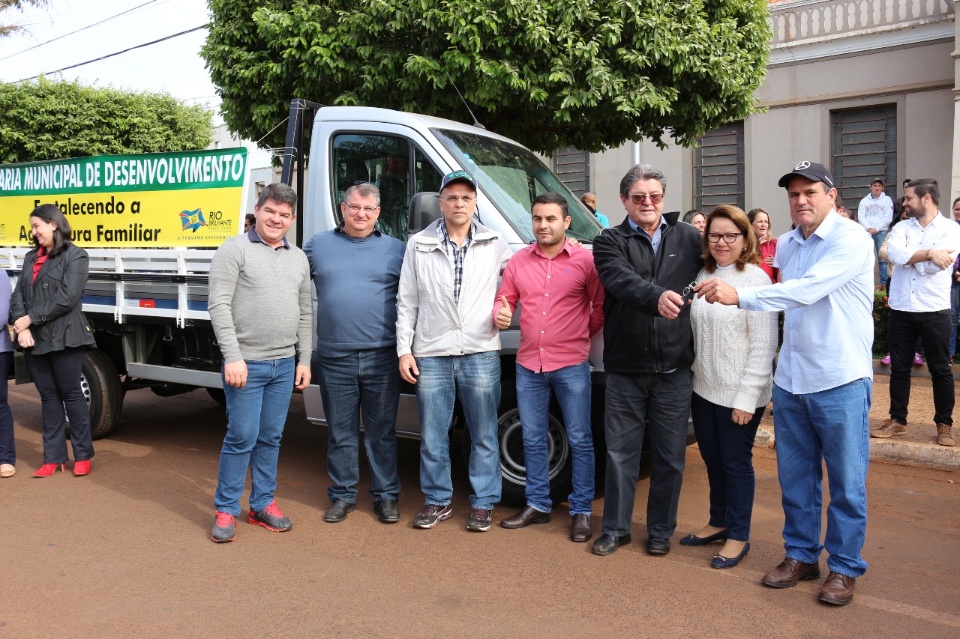 Prefeito Donato entrega caminhão para Secretaria de Desenvolvimento