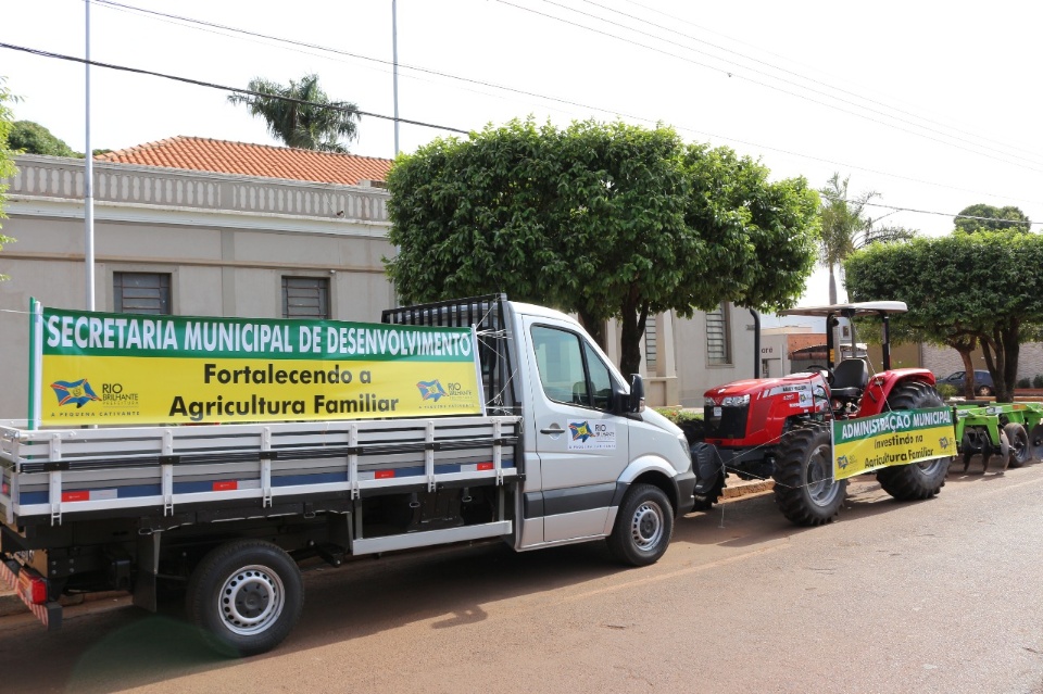 Prefeito Donato entrega caminhão para Secretaria de Desenvolvimento