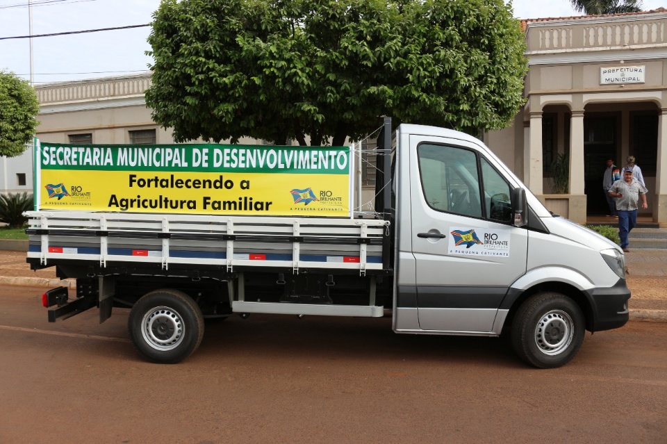 Prefeito Donato entrega caminhão para Secretaria de Desenvolvimento