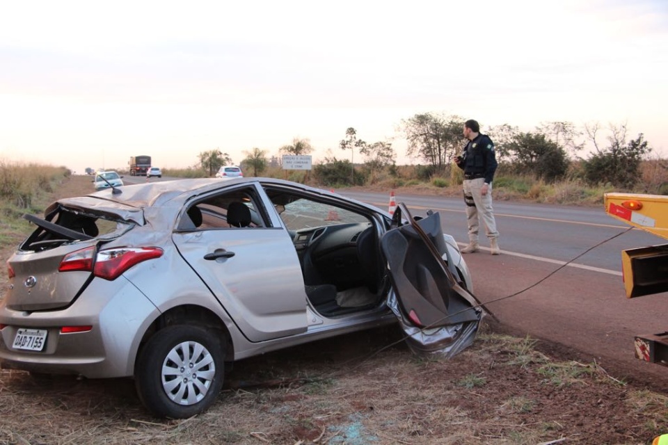 Motorista perde controle da direção e capota HB20 na BR 163 em Nova Alvorada do Sul Motorista perde controle da direção e capota HB20 na BR 163 em Nova Alvorada do Sul