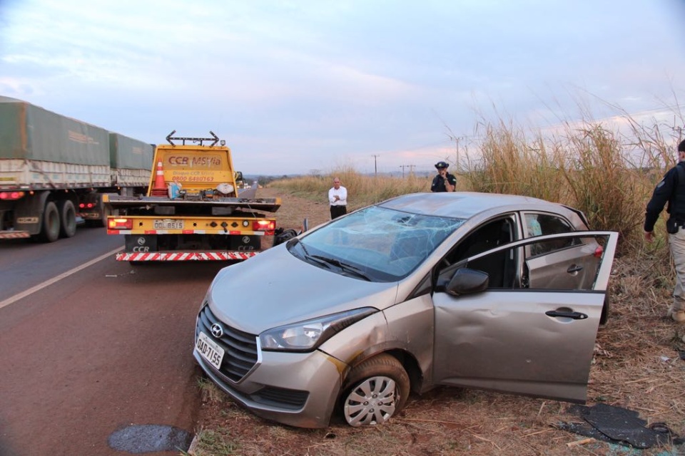 Motorista perde controle da direção e capota HB20 na BR 163 em Nova Alvorada do Sul Motorista perde controle da direção e capota HB20 na BR 163 em Nova Alvorada do Sul