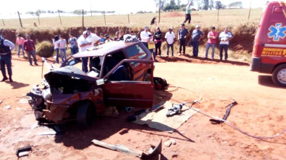 Grávida fica presa às ferragens após colisão entre carro e caminhão em Nova Andradina Grávida fica presa às ferragens após colisão entre carro e caminhão em Nova Andradina