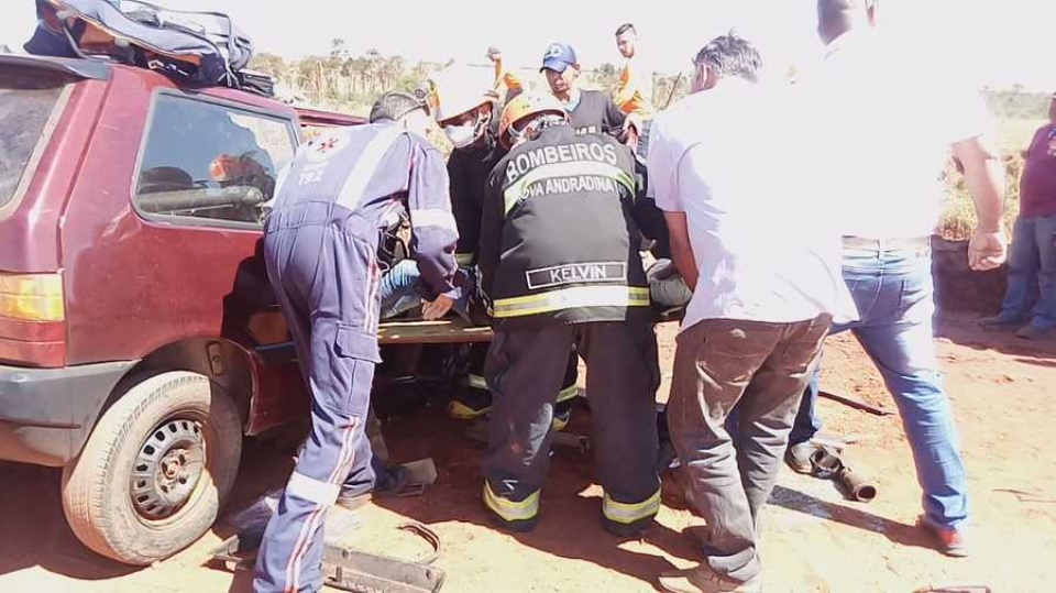 Grávida fica presa às ferragens após colisão entre carro e caminhão em Nova Andradina Grávida fica presa às ferragens após colisão entre carro e caminhão em Nova Andradina