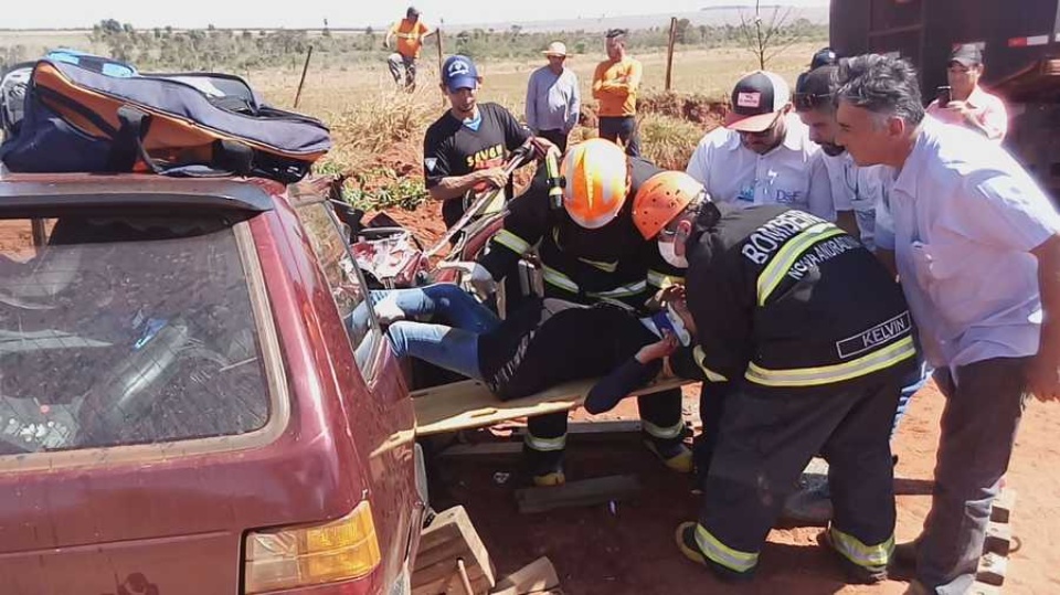 Grávida fica presa às ferragens após colisão entre carro e caminhão em Nova Andradina Grávida fica presa às ferragens após colisão entre carro e caminhão em Nova Andradina