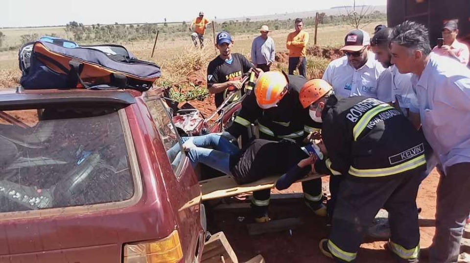 Grávida fica presa às ferragens após colisão entre carro e caminhão em Nova Andradina Grávida fica presa às ferragens após colisão entre carro e caminhão em Nova Andradina