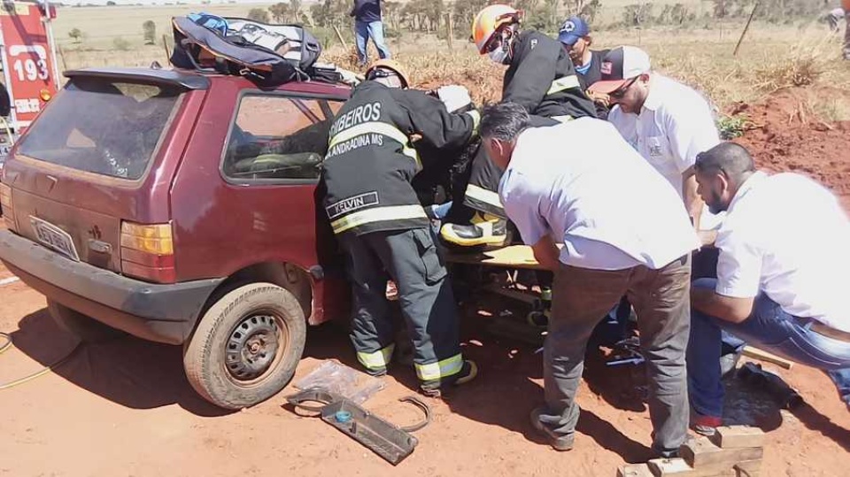 Grávida fica presa às ferragens após colisão entre carro e caminhão em Nova Andradina Grávida fica presa às ferragens após colisão entre carro e caminhão em Nova Andradina