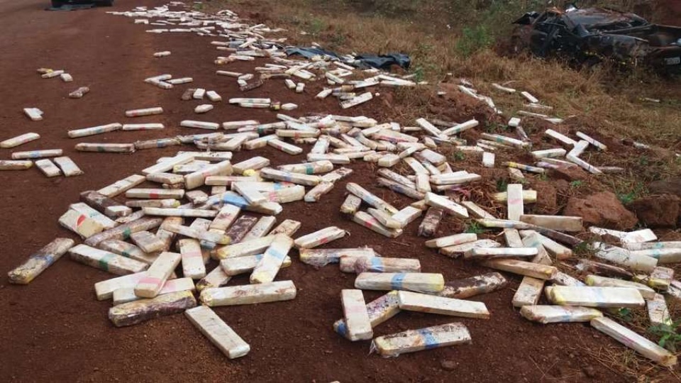 Homem tenta fugir da polícia e capota veículo carregado com maconha em Dourados Homem tenta fugir da polícia e capota veículo carregado com maconha em Dourados