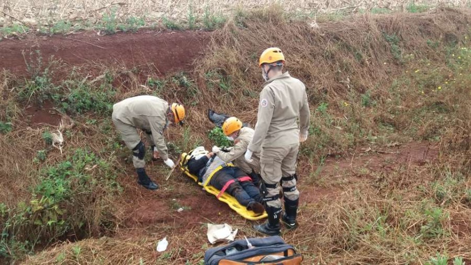 Homem tenta fugir da polícia e capota veículo carregado com maconha em Dourados Homem tenta fugir da polícia e capota veículo carregado com maconha em Dourados