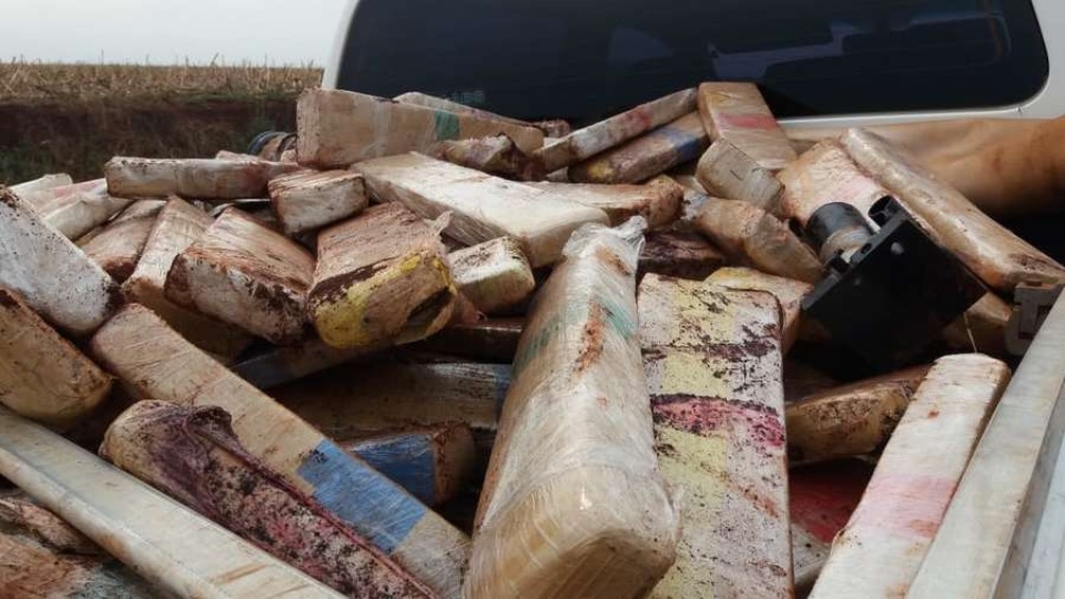 Homem tenta fugir da polícia e capota veículo carregado com maconha em Dourados Homem tenta fugir da polícia e capota veículo carregado com maconha em Dourados