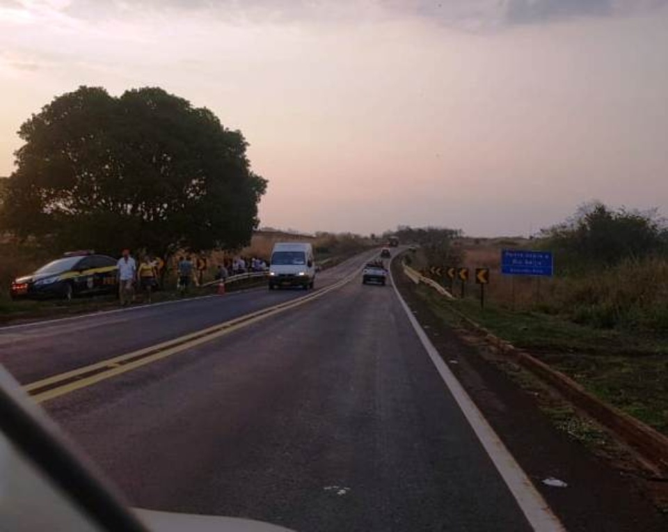 Caminhonete cai de ponte e mata pai e filha na BR-163 Caminhonete cai de ponte e mata pai e filha na BR-163