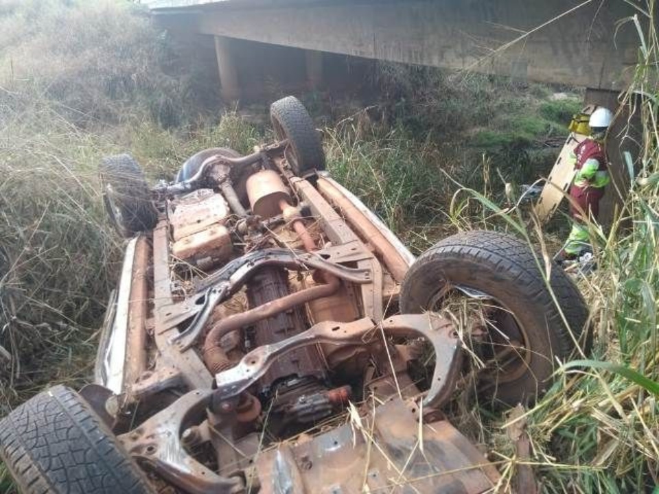Caminhonete cai de ponte e mata pai e filha na BR-163 Caminhonete cai de ponte e mata pai e filha na BR-163