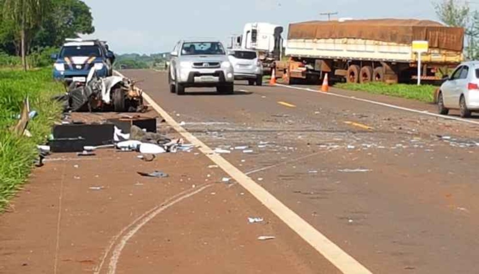 Parati parte ao meio em colisão frontal com carreta e militar do Exército de 32 anos morre Parati parte ao meio em colisão frontal com carreta e militar do Exército de 32 anos morre