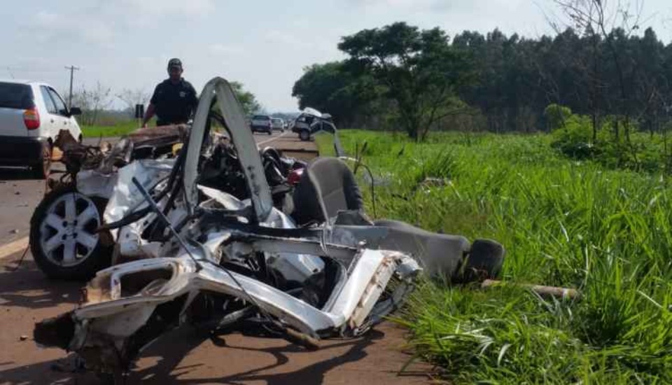 Parati parte ao meio em colisão frontal com carreta e militar do Exército de 32 anos morre Parati parte ao meio em colisão frontal com carreta e militar do Exército de 32 anos morre