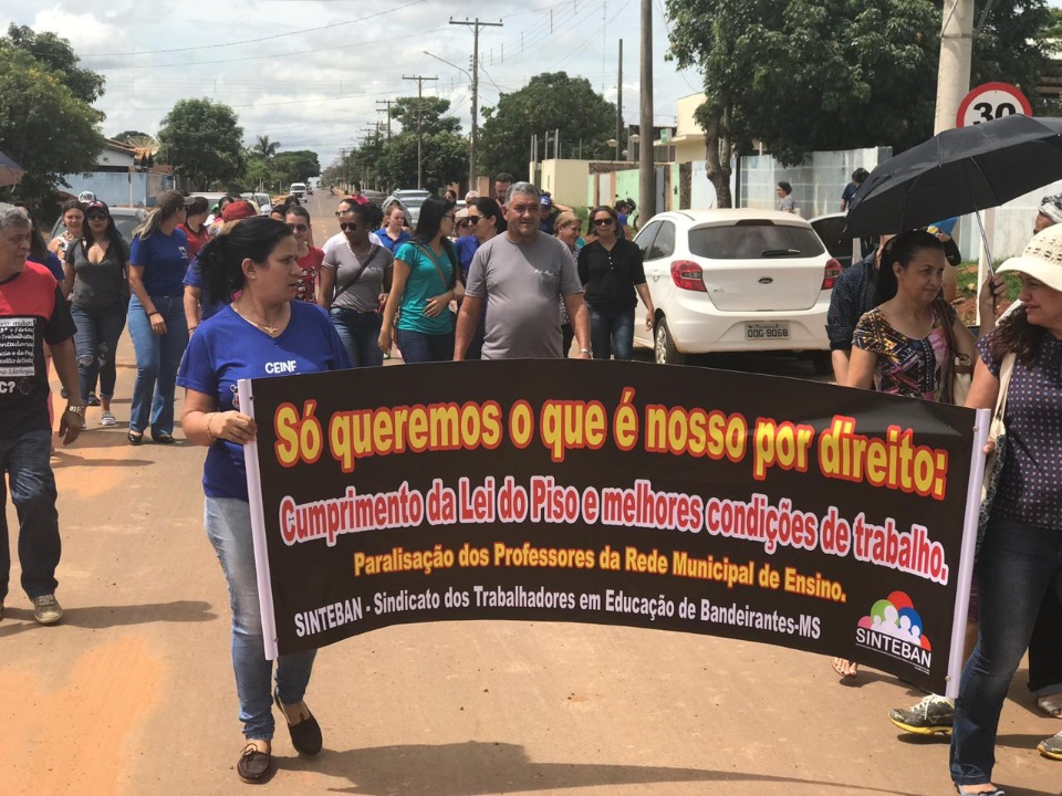 Após paralisação, prefeito se compromete a pagar piso a professores a partir de 2019