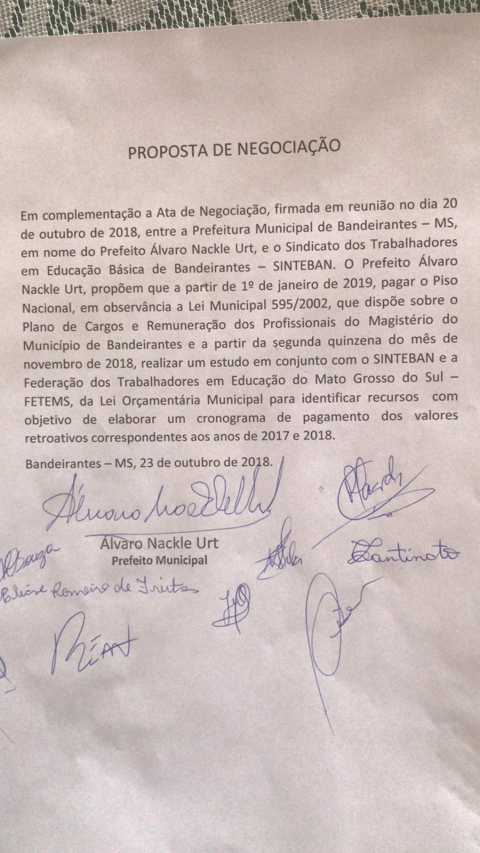 Após paralisação, prefeito se compromete a pagar piso a professores a partir de 2019