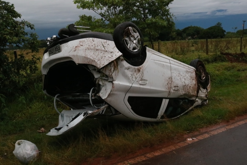 ANGÉLICA: Carro capota na MS-141 e deixa mulher ferida