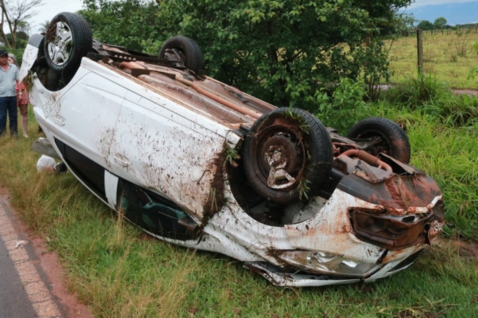 ANGÉLICA: Carro capota na MS-141 e deixa mulher ferida