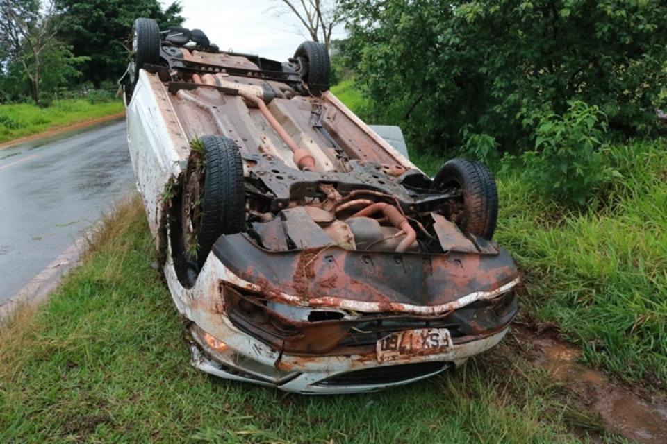 ANGÉLICA: Carro capota na MS-141 e deixa mulher ferida