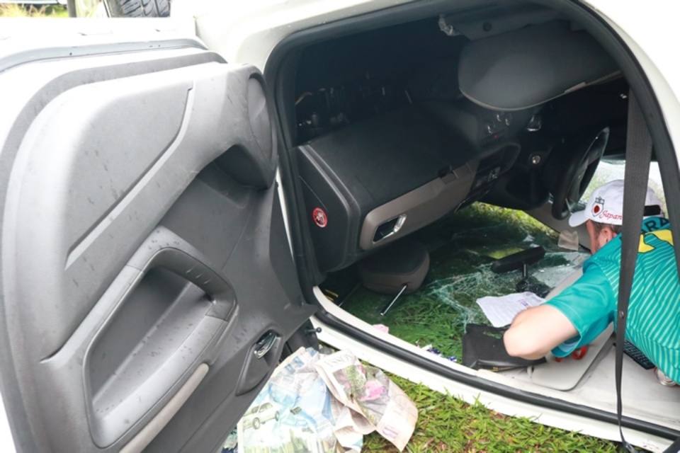 ANGÉLICA: Carro capota na MS-141 e deixa mulher ferida