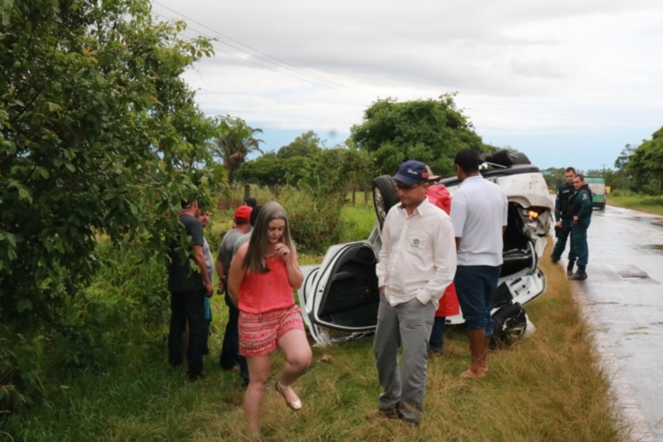 ANGÉLICA: Carro capota na MS-141 e deixa mulher ferida