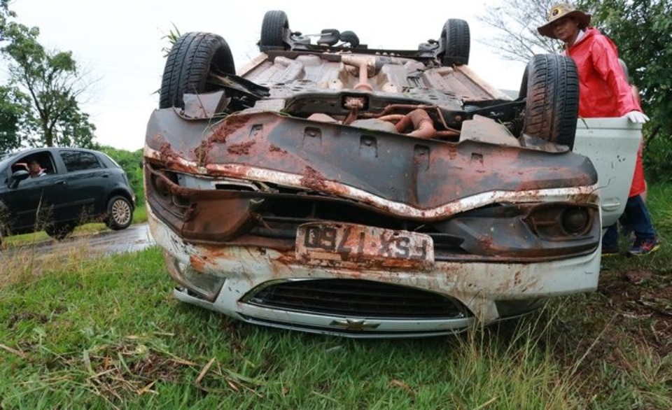 ANGÉLICA: Carro capota na MS-141 e deixa mulher ferida