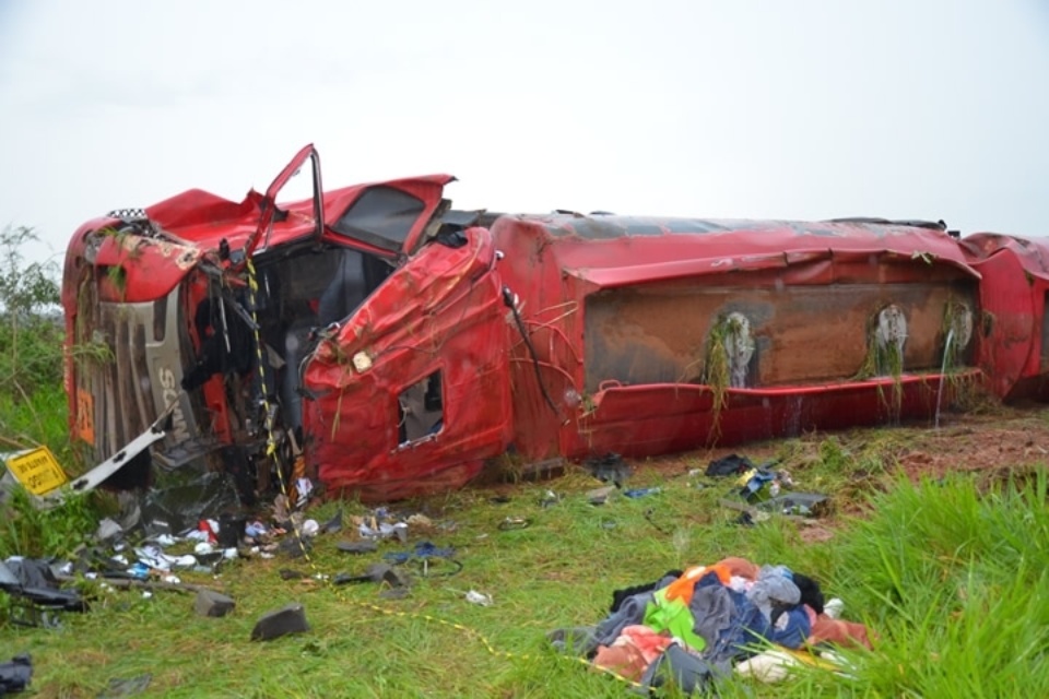 IVINHEMA: Carreta carregada de álcool capota e deixa homem ferido na MS-141 IVINHEMA: Carreta carregada de álcool capota e deixa homem ferido na MS-141