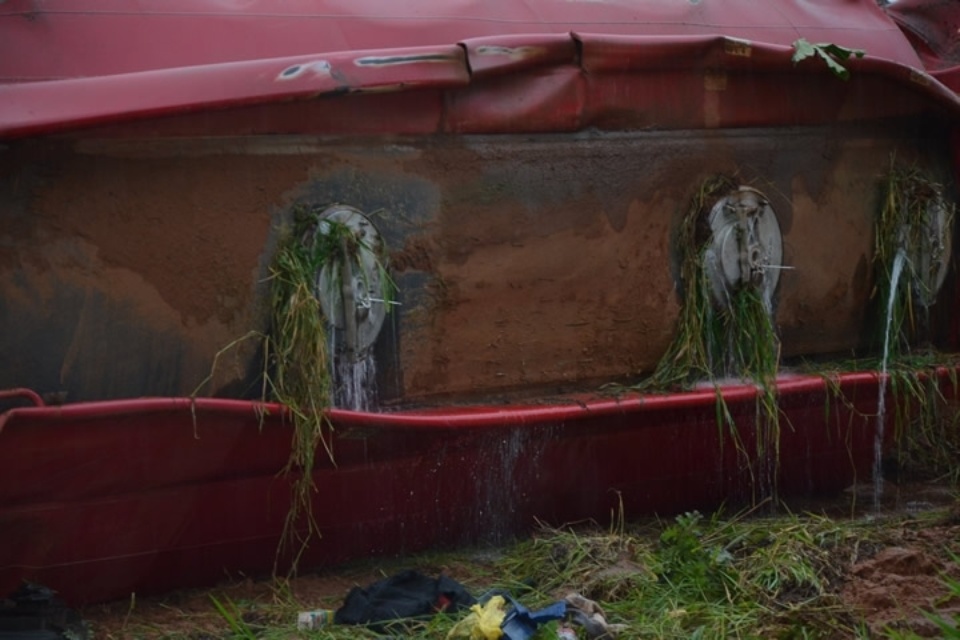 IVINHEMA: Carreta carregada de álcool capota e deixa homem ferido na MS-141 IVINHEMA: Carreta carregada de álcool capota e deixa homem ferido na MS-141