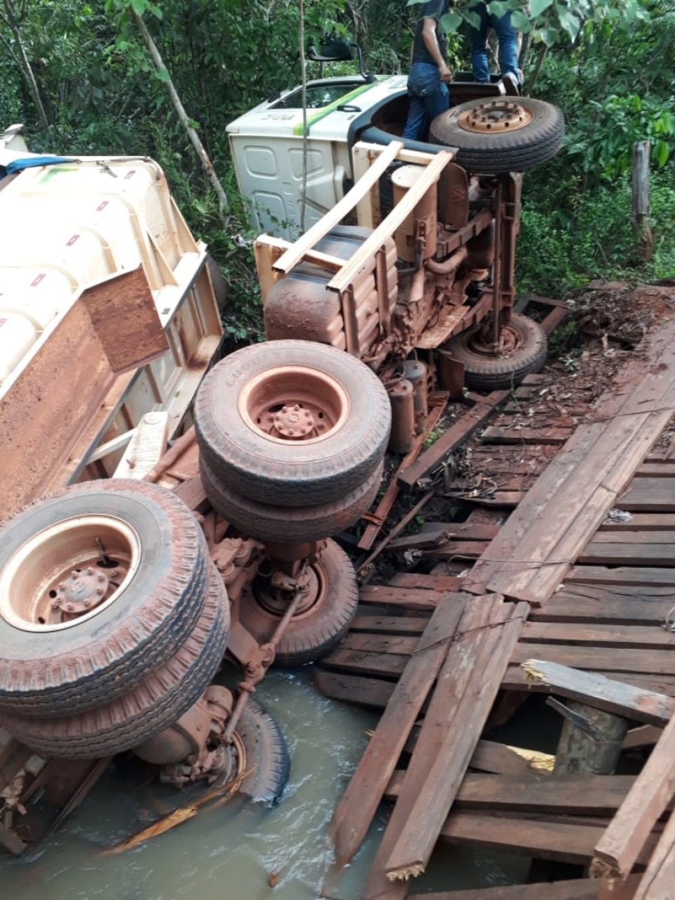 Ponte quebra e caminhão da prefeitura cai dentro do córrego em Paranaíba