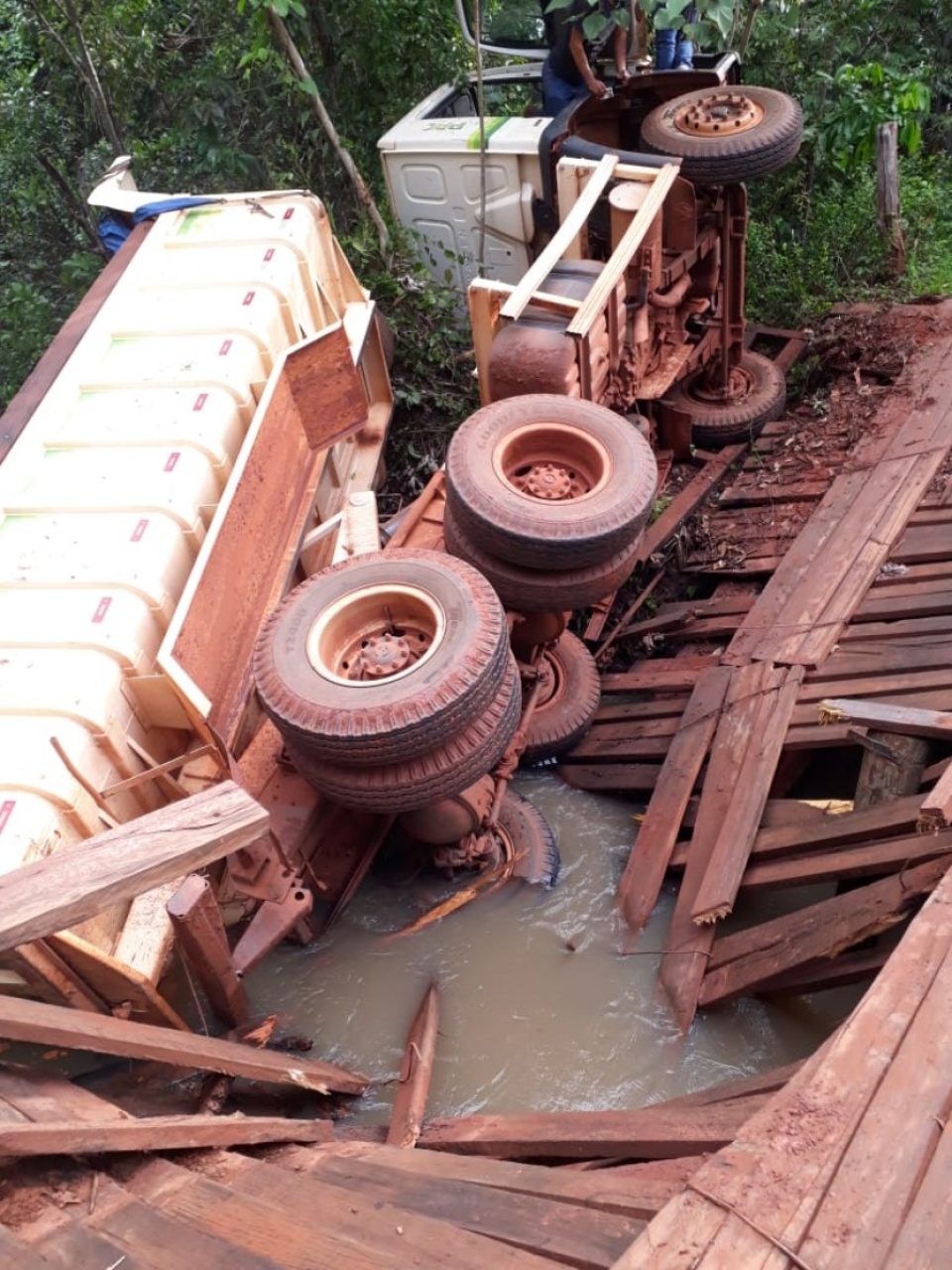 Ponte quebra e caminhão da prefeitura cai dentro do córrego em Paranaíba