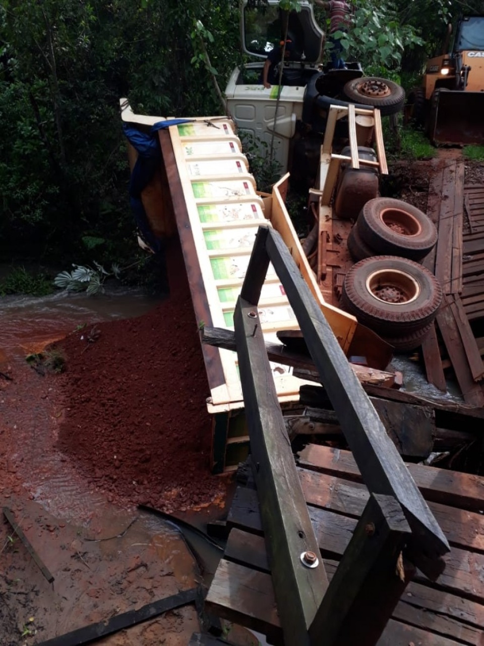 Ponte quebra e caminhão da prefeitura cai dentro do córrego em Paranaíba