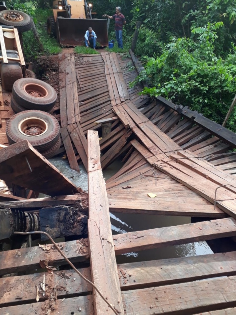 Ponte quebra e caminhão da prefeitura cai dentro do córrego em Paranaíba