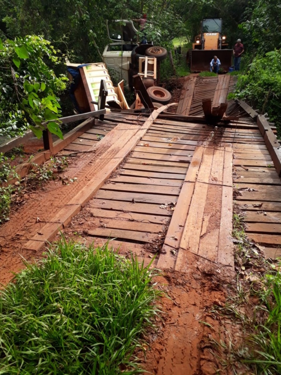 Ponte quebra e caminhão da prefeitura cai dentro do córrego em Paranaíba