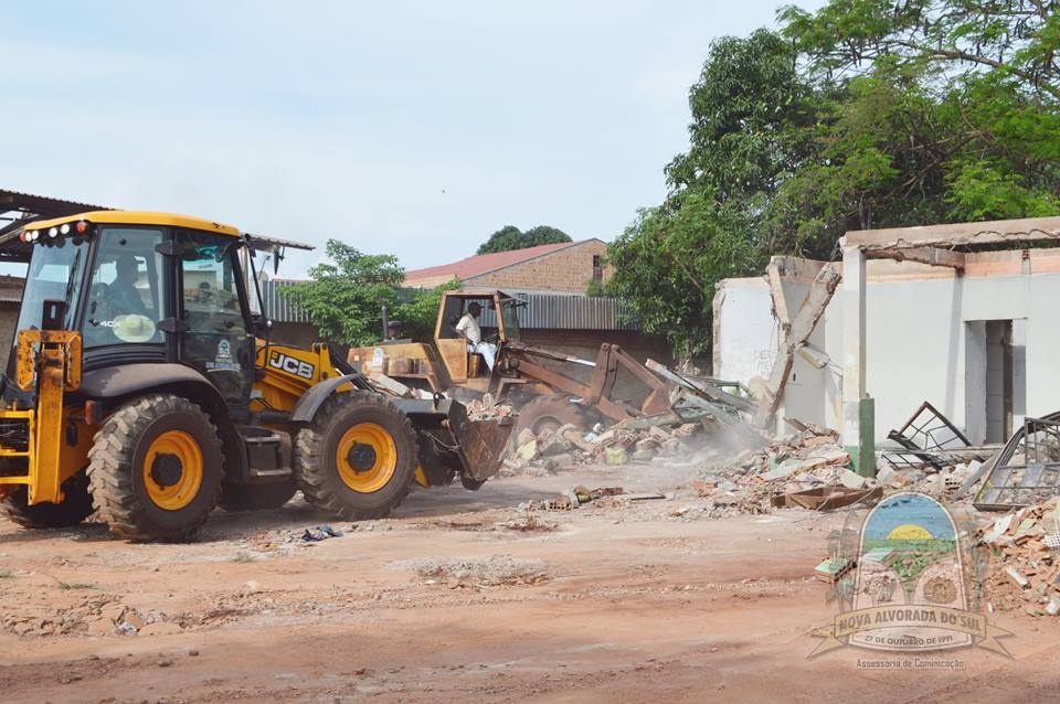 Prefeitura de Nova Alvorada do Sul dá início à demolição de prédios condenados e abandonados