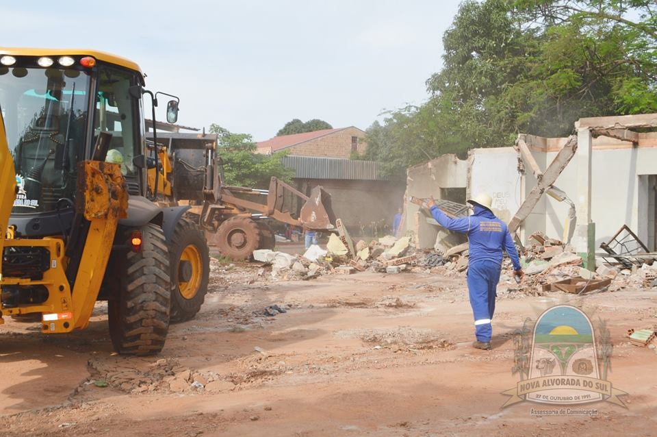 Prefeitura de Nova Alvorada do Sul dá início à demolição de prédios condenados e abandonados