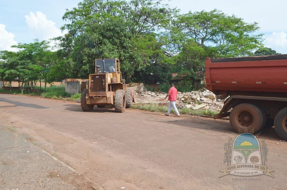 Prefeitura de Nova Alvorada do Sul dá início à demolição de prédios condenados e abandonados