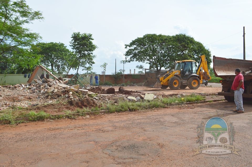 Prefeitura de Nova Alvorada do Sul dá início à demolição de prédios condenados e abandonados