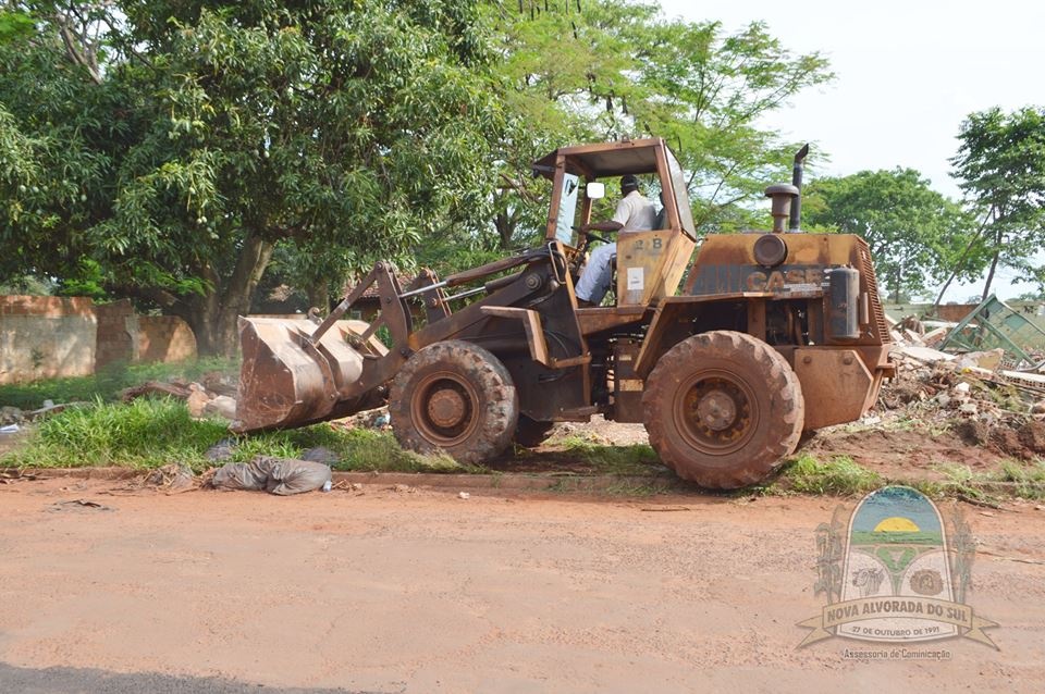 Prefeitura de Nova Alvorada do Sul dá início à demolição de prédios condenados e abandonados